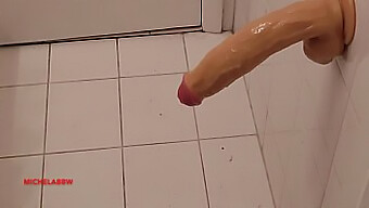 Gay Dildo Leg Med Stor Pik På Badeværelset