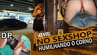 Dois Caras Se Revezam Batendo Punheta Enquanto O Marido Corno Assiste - Parte 1