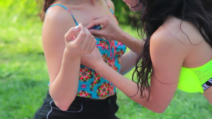 College Studente In Netkousen En Een Bralette Krijgen Voetfetisjspel In Het Park