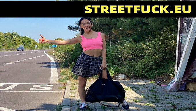 Η Έφηβη (18+) Παίρνει Την Πρώτη Της Γεύση Από Streetfuck