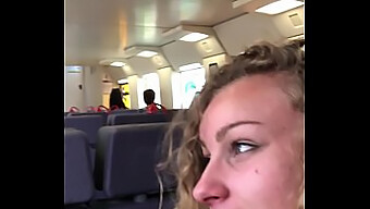 Petite Europese Tiener Angel Emily Geeft Een Openbare Pijpbeurt En Slikt Sperma In Een Trein