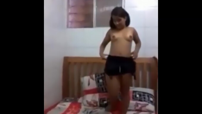 Chica De Pueblo Pequeño Se Desnuda Y Se Masturba Para Su Novio En Video