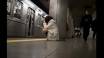 日本人女性が満員電車...