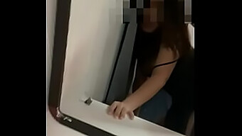 Oplev Den Sensuelle Nydelse Af En Thailandsk Stemme Og Nyd En Varm Creampie I Denne Hotte Video