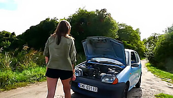 Casal Polonês Desfruta De Pau E Bunda Grandes No Carro