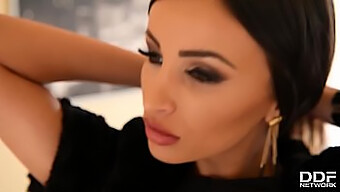 Alyssia Kent Zaspokaja Swoje Pragnienie Podwójnej Penetracji W Tym Ostrym I Hardkorowym Filmie Porno..