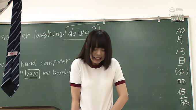 Yua Nanami Und Ihre Sexy Bewegungen In Diesem Studentinnen-Video