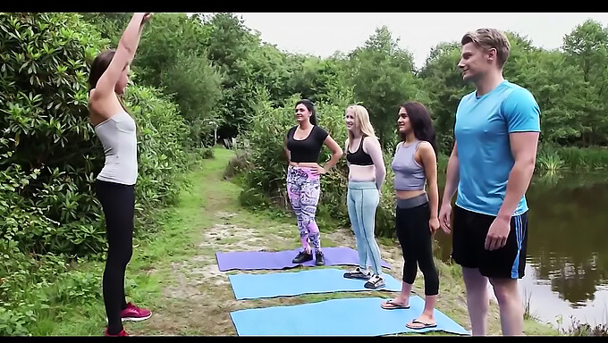 Britse Homo Krijgt Een Erectie Tijdens Yoga