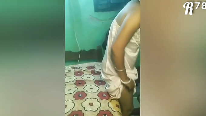 Gadis India Berusia 18 Tahun Menikmati Seks Kasar Dan Percakapan Kotor Dalam Video Buatan Sendiri